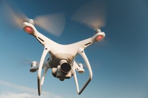 Fliegende Drohne (Symbolbild, Foto: freepik, ArthurHidden) - Künstliche Intelligenz schlägt Menschen im Drohnen-Rennen