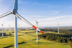 Windkraftanlagen in hügeliger Landschaft (Foto: freepik, rcphotostock) - Wirtschaftskrisen: Erneuerbare Energien fördern die Erholung