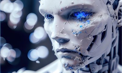 Weißer Cyborg mit beschädigtem Gesicht als Symbol für Künstliche Intelligenz (Foto: freepik, biancoblue)