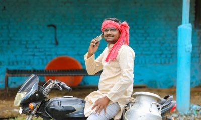 Junger Inder mit Smartphone auf Motorrad (Foto: freepik, prasannapix)