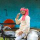 Junger Inder mit Smartphone auf Motorrad (Foto: freepik, prasannapix)